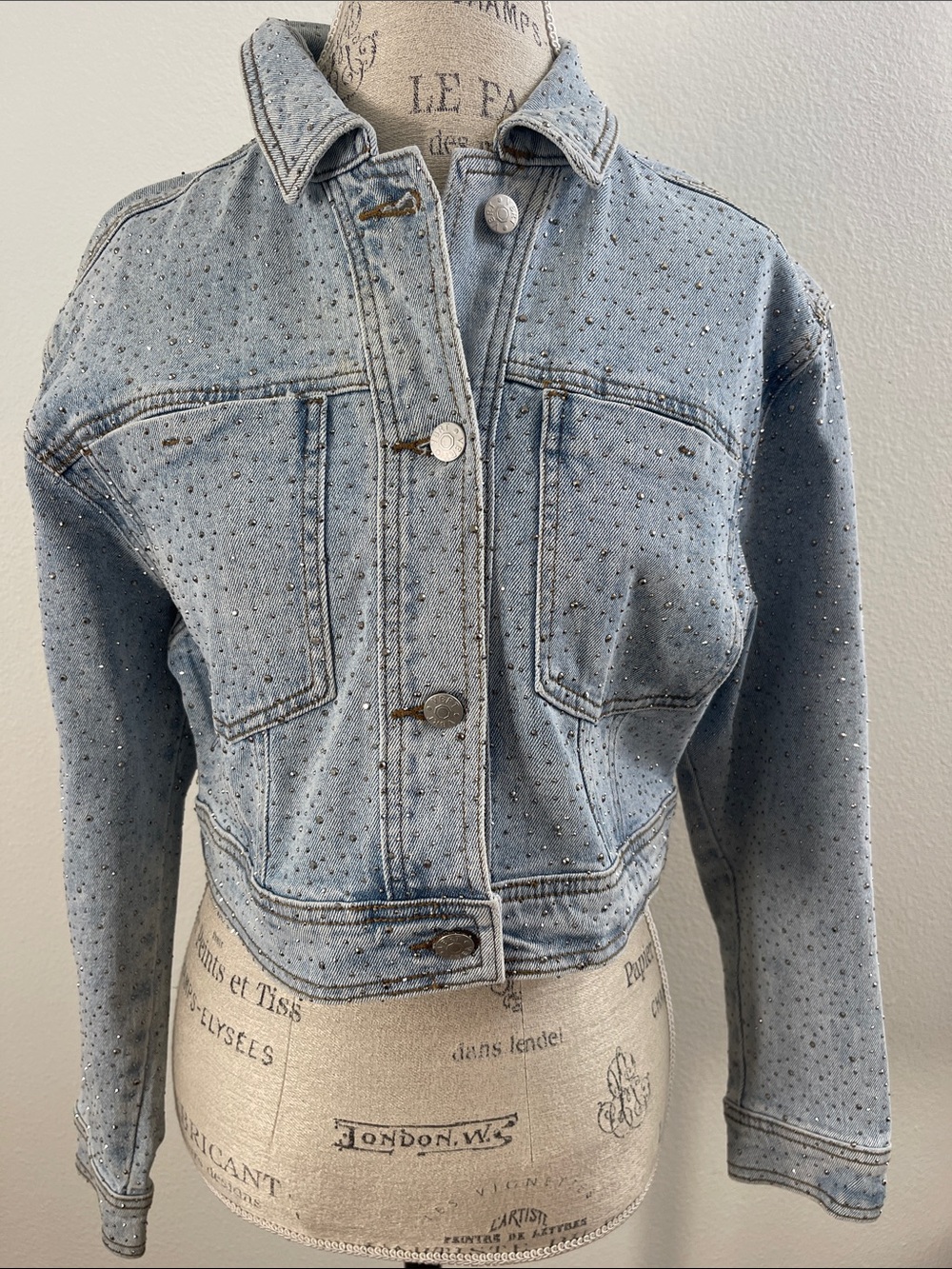 VBRT 💎 Studded Rhinestones Light Blue Denim Jacket with Bling NWT Size Medium